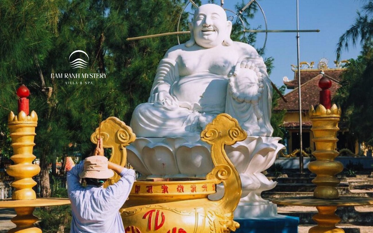 Tu Van Cam Ranh snail pagoda feels the pure space
